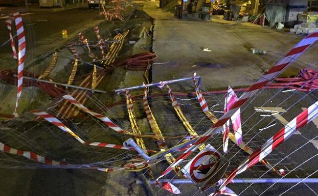 Un conductor borracho arrolla el vallado de una obra