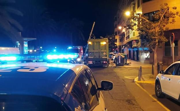 Herido al caer al camión de basura cuando dormía en un contenedor