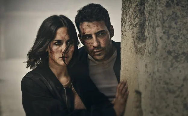 Megan Montaner y Miguel Ángel Silvestre, como Elena y Paco.