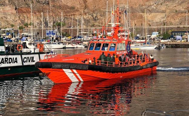 70 inmigrantes son trasladados al puerto de Santa Cruz de Tenerife
