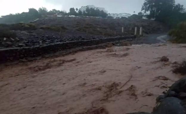 La lluvia hace correr el barranco de El Salmo en Jandía