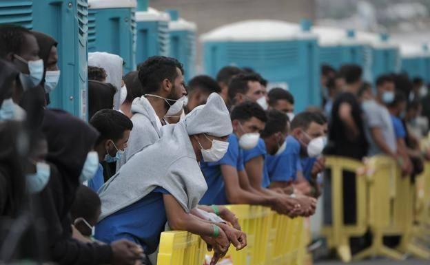 Personal del Sanidad pide derivaciones de inmigrantes ante las «limitaciones sanitarias» de Canarias