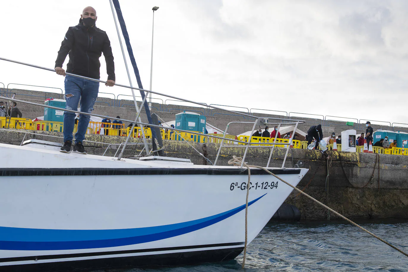 Una empresa se queja del «secuestro» de su catamarán por la crisis migratoria