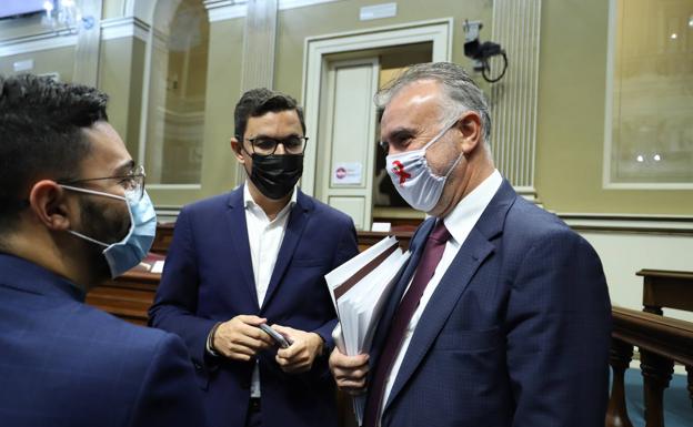 Torres confirma que ya se están derivando inmigrantes a la Península