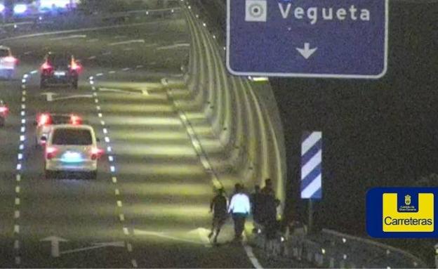 Seis jóvenes ponen en riesgo sus vidas caminando por la GC-3 rumbo a Vegueta