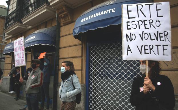 Manifestación de hosteleros en Bilbaoo por el cierre de negocios decretado para contener la pandemia.