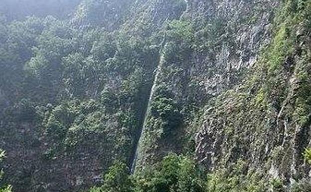 Rescatan a dos personas que quedaron atrapadas en un barranco haciendo rappel