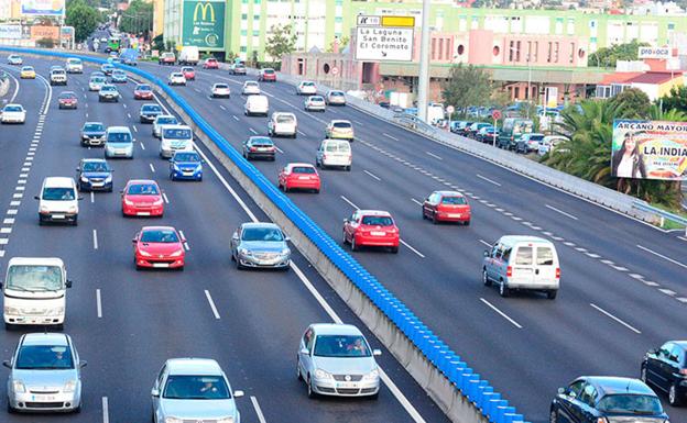 Herida de carácter moderado tras volcar un turismo en La Laguna