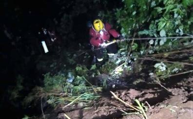 Rescatan a 5 personas al quedar atrapadas tras precipitarse por una ladera en La Palma