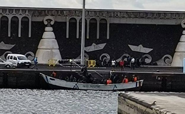 Llega un cayuco con 48 personas al muelle de La Restinga en El Hierro