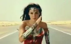Wonder Woman corre por las dunas de Corralejo