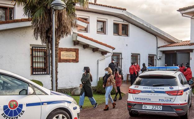 Sorprenden a 67 jóvenes toda la noche de fiesta en un convento vizcaíno