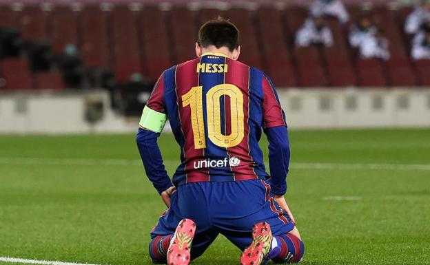 Leo Messi, de rodilla, durante el partido del Barça ante la Juve. /Afp