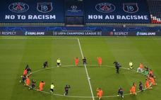 Jugadores del PSG y el Basaksehir, unidos contra el racismo
