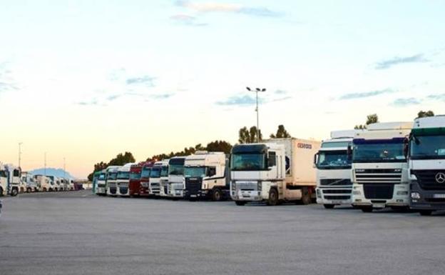 Los transportistas canarios adelantan al día 22 el pago de nóminas a 5.000 trabajadores