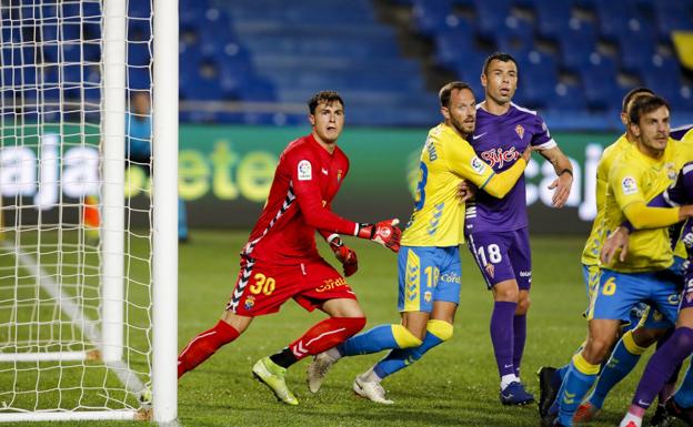 «Estoy con los pies en el suelo y todavía no tengo dorsal en el primer equipo»