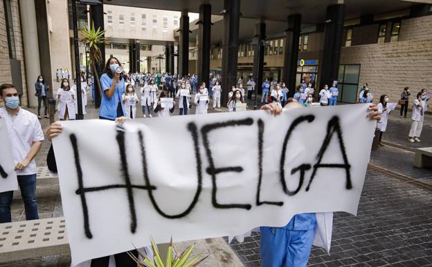 El 60% de los médicos temporales de los hospitales secundó la huelga