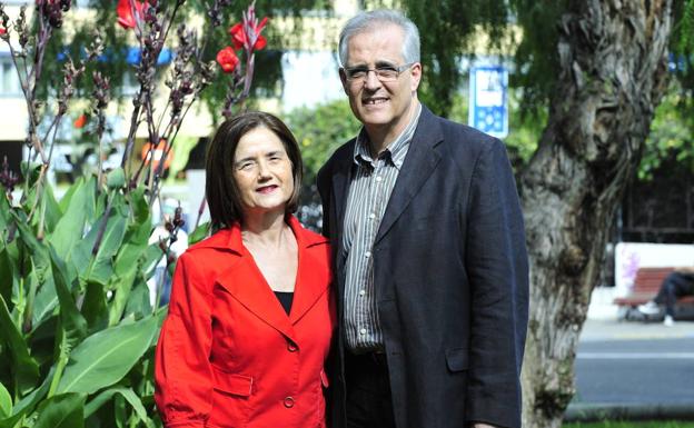 Clara Eugenia Hernández, junto a José Antonio Samper, en 2011, cuando fueron designados pregoneros de la fiestas de la ciudad. /C7