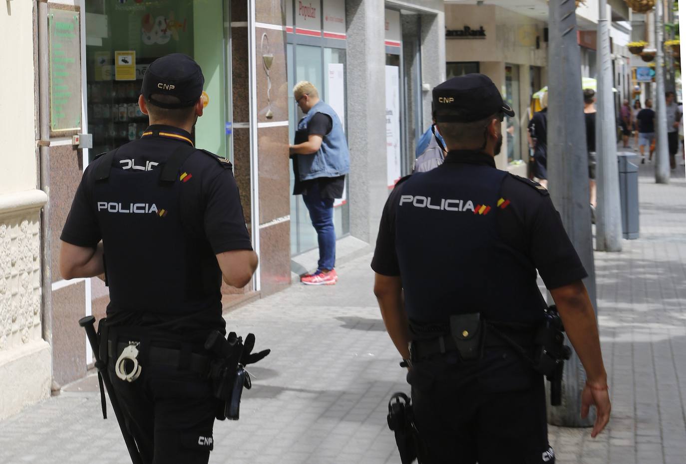 La Policía Nacional detiene a una mujer por vender certificados falsos de PCR