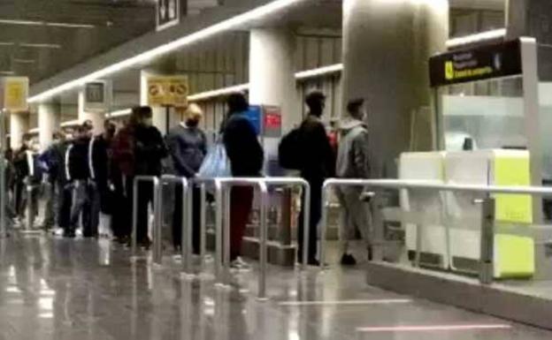 La policía intensifica el control en los aeropuertos ante la salida de migrantes