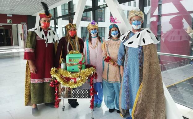 Los pajes de los Reyes Magos de Oriente visitan el Materno