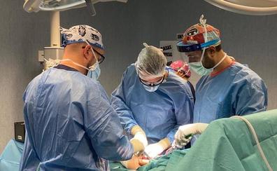 Hospitales Universitarios San Roque lidera una novedosa técnica de implante de cadera