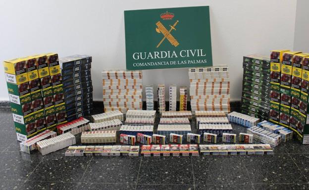 Hallan 2.046 cajetillas de tabaco en una furgoneta en el puerto de Agaete