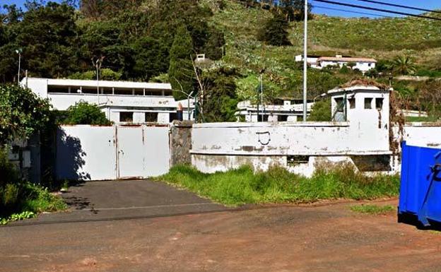 La Laguna autoriza el uso del cuartel de Las Raíces para acoger migrantes