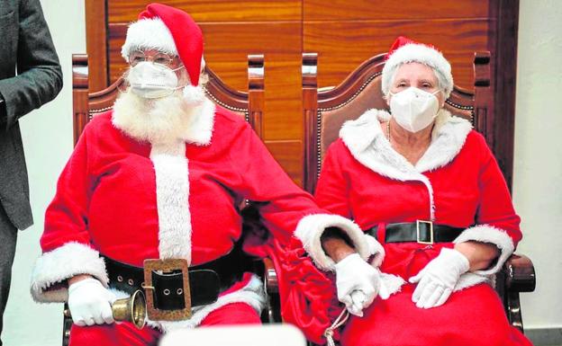 Una visita sorpresa y la casa de la navidad mantienen viva la ilusión