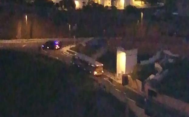 Arranca el traslado de inmigrantes de hoteles al campamento en el antiguo Colegio León