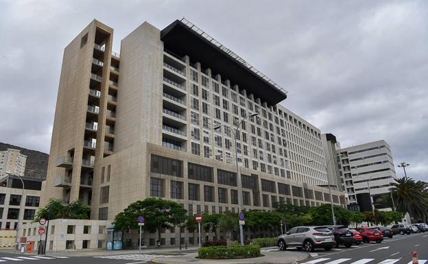 El Insular y el HUC serán los dos centros de distribución de las dosis para todo el archipiélago