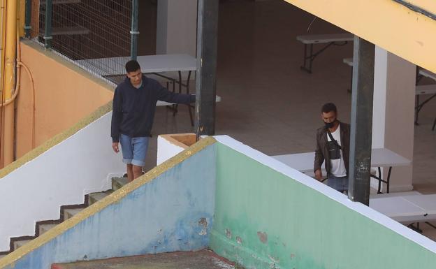 La opacidad y falta de coordinación marcan los traslados de inmigrantes a la península