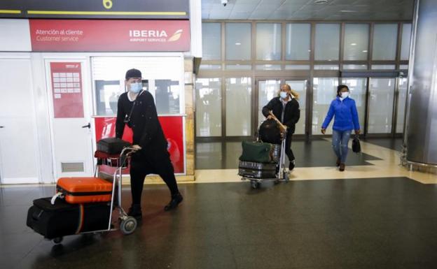 La consejera de Turismo pide prudencia ante la nueva cepa y no da por perdida la temporada