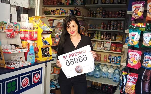 El bazar Roque Nublo reparte «por error» un décimo del 86986 a una peña