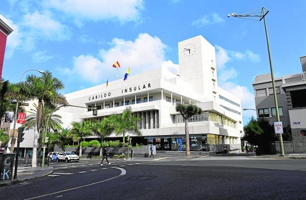 El Cabildo saca un 8,81 en transparencia pero suspenden 10 de sus 23 entidades