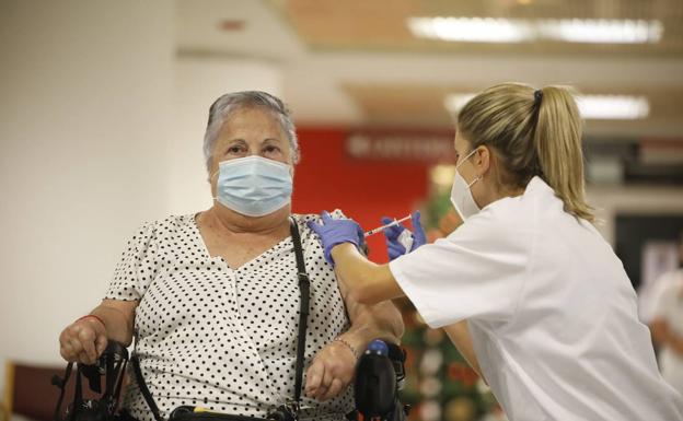 Mari Carmen Déniz, de 72 años, la primera vacunada contra la covid en Gran Canaria: «Estoy bien, no dolió nada»