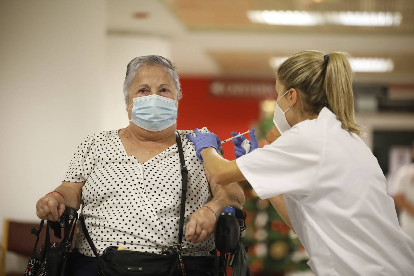 Mari Carmen Déniz, de 72 años, la primera vacunada contra la covid en Gran Canaria: «Estoy bien, no dolió nada»