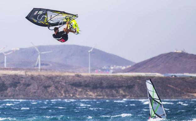 Los podólogos de Canarias recuerdan los riesgos de la práctica del windsurf