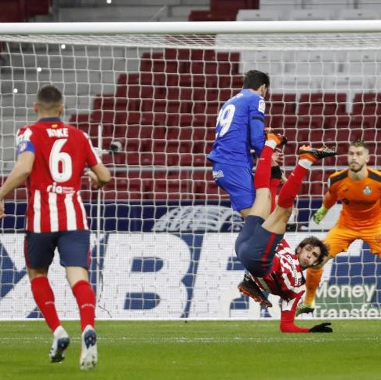 Luis Suárez mantiene líder al Atlético al final de año