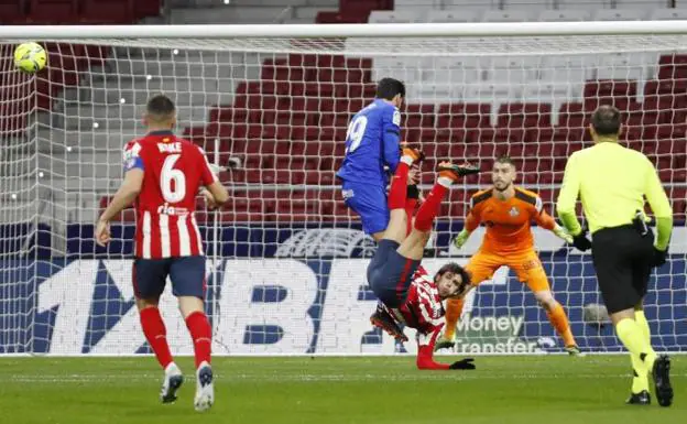 Luis Suárez mantiene líder al Atlético al final de año