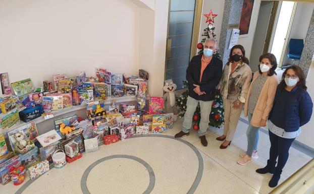 El Distrito Centro y el CEIP Giner de los Ríos entregan 50 juguetes a la Casa Galicia