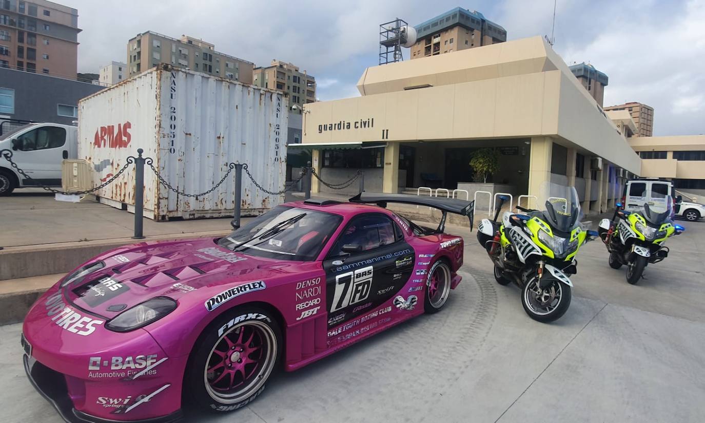 Conduce a toda velocidad por Gran Canaria isla con una menor a bordo