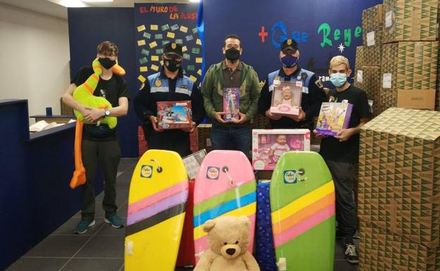 La Policía Local entrega juguetes y comida a la Casa Galicia