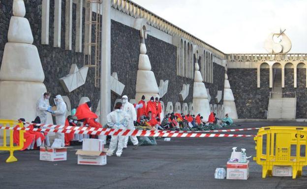 Una embarcación con 51 migrantes llega por sus medios a la isla de El Hierro