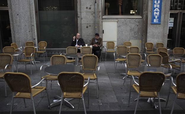 Una terraza vacía de un bar de Madrid /reuters