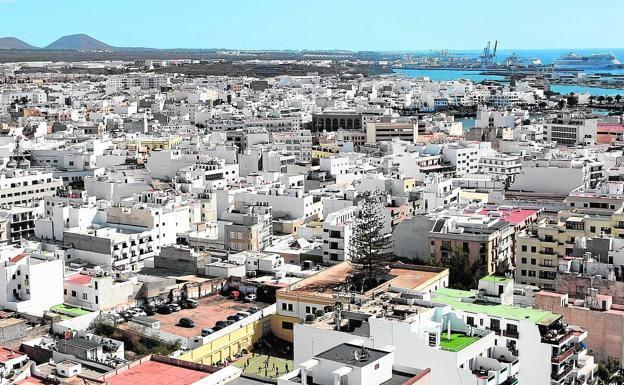 Derriban la puerta de una casa en Arrecife y agreden al propietario para robarle