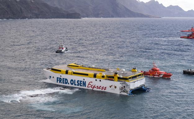El fuel vertido se dispersa porque no hay barreras
