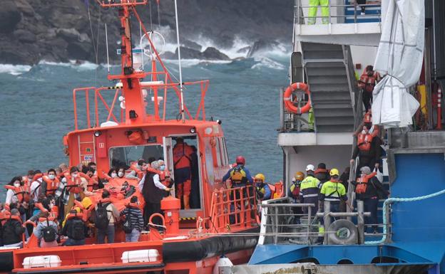 Aplazado al sábado el rescate del barco encallado en el puerto de Agaete
