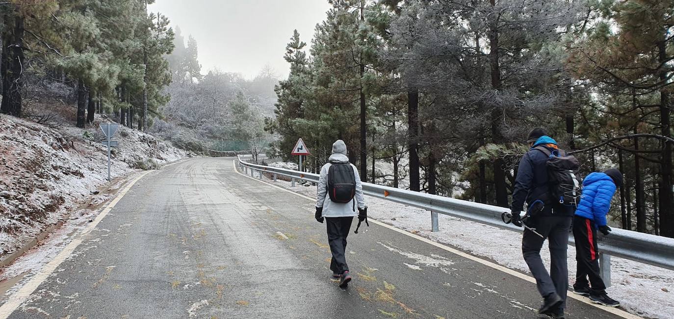 La Guardia Civil desaloja decenas de coches de la Cumbre, donde no deja de granizar