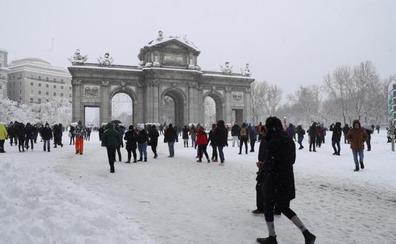 Una nevada de época deja imágenes insólitas en Madrid